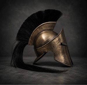 Casque romain antique en bronze avec plume noire et armure plaquée or pour collection d'art et exposition - Product Image 3