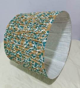 Abat-jour cylindrique en tissu vert à motif Ikat, style transitionnel, fait main, accessoire de lampe écologique - Product Image 3