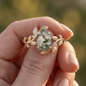Anillo de Novia de Ágata Verde Lágrima con Diamantes Laterales Estilo GIA, Joyería Fina, Colección de Bodas de Gran Venta - Product Image 1