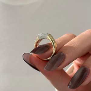 Bague de fiançailles demi-sertie à l'est et à l'ouest avec diamant de laboratoire taille émeraude de 2 carats E VVS2, bague solitaire unique à sertissage bas, certifiée IGI - Product Image 3