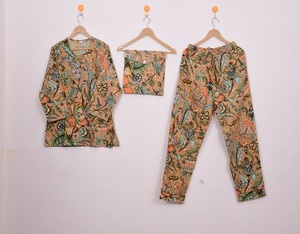 Nouveaux ensembles de pyjamas en coton tendance, en satin, longueur genou, boutonnés, imprimés à la main, respirants, pour l'été - Product Image 1