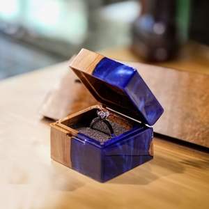 Porte-bague de fiançailles en résine de haute qualité, étui à bague compact et personnalisé pour cadeau - Product Image 6