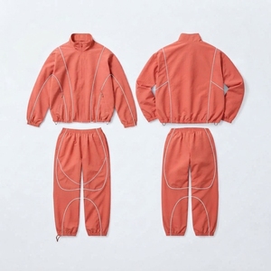 เสื้อแจ็คเก็ตและกางเกงกันลมสะท้อนแสงแบบมีโลโก้สั่งทำ ขายส่ง OEM แบรนด์ส่วนตัว สำหรับผู้ชาย ออกกำลังกายกลางแจ้ง วิ่ง และฝึกซ้อม - Product Image 1