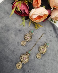 Ensemble de collier avec pierres précieuses rondes et en forme de poire, avec boucles d'oreilles et mangtika, bijoux de créateur, vêtements ethniques traditionnels, vente en gros - Product Image 3