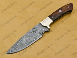 มีดทำมือเหล็กดามัสกัสตีขึ้นรูป สำหรับล่าสัตว์ ใบมีดแบบ Fixed Blade ด้ามไม้ สำหรับกิจกรรมเอาตัวรอดกลางแจ้ง  แบบ Full Tang  ขอบใบมีดหยัก  รับผลิตแบบ OEM - Product Image 4