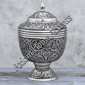 Urna de cremación de latón clásica con detalles hechos a mano Pieza conmemorativa segura y duradera de Axiom Home Accents - Product Image 3