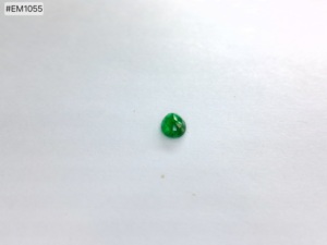 พลอยมรกตแซมเบียสีเขียวธรรมชาติ 100% รูปทรงวงรี น้ำหนัก 0.65 กะรัต คุณภาพสูง สีอ่อนใส เหมาะสำหรับแหวนและจี้ - Product Image 4