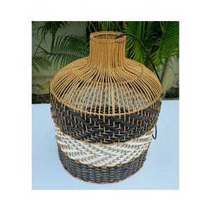 Un pantalla de lámpara diseñada con la forma de una trampa de pescado tradicional, hecha de ratán y cuerdas de plástico ecológicas. - Product Image 3