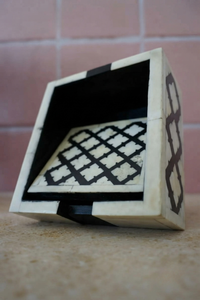 Ensemble de sous-verres modernes faits à la main avec incrustations en os et support, diamètre 10 cm, de RHEMAN CRAFT - Product Image 3
