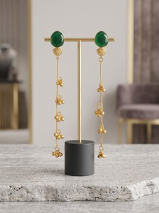 Boucles d'oreilles pendantes cachemiriennes en laiton plaqué or, oxydé, avec pierre verte, longue chaîne perlée et pompon, pour femmes, vente en gros, bijoux indiens - Product Image 2