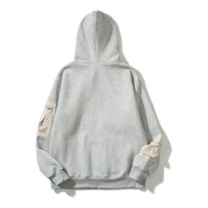 Sudadera táctica negra personalizada para hombre con bolsillos cargo multifuncionales y capucha con cordón ajustable - Product Image 4
