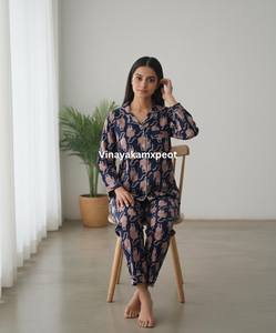 Ensemble de pyjama pour femmes de haute qualité, bleu marine, en coton tissé, élégant, à motif léopard, boutonné, col cranté, respirant - Product Image 6