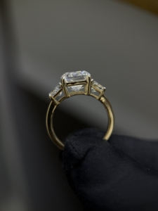 Anillo de Compromiso con Diamante Cultivado en Laboratorio, Corte Esmeralda de 4 Quilates, Oro Sólido de 14K, Anillo Solitario con Diamante Lateral de 1.60 Quilates para Mujer - Product Image 1