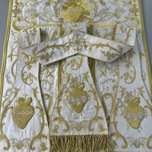 Casulla Bordada a Mano Personalizada con Flecos Blancos y Dorados, Tela de Seda, Vestimenta Litúrgica para Ceremonias Religiosas - Product Image 4