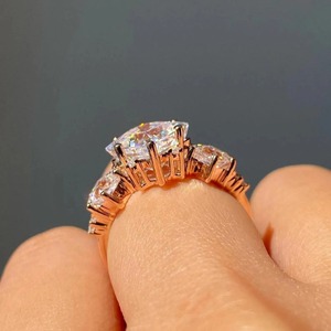 Anillo Trilogía Vintage de Moissanita con Corte Princesa de 3.45 TC, Estilo Art Deco Pasado-Presente-Futuro, Oro Rosa Sólido de 14k, Anillo de Tres Piedras, Hecho a Mano - Product Image 3