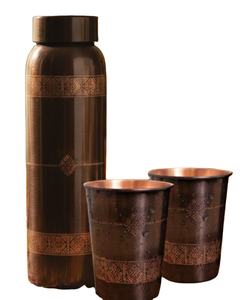 Bouteille d'eau en cuivre gravée de qualité supérieure avec gobelets assortis pour une hydratation ayurvédique et un usage domestique de luxe - Product Image 1