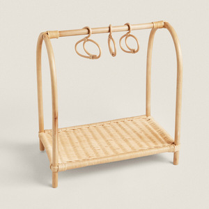 Lindo perchero de ratán para muñecas, tamaño mini, percheros para ropa, juguete de juego imaginativo para niños, esenciales para muñecas - Product Image 1