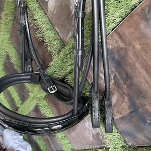 Brida de Cuero de Alta Calidad con Acolchado Ultra Suave, Cabezada de Cuero Patentado, Diadema con Cristales, Riendas, Equipo para Caballos ADIBA OVERSEAS - Product Image 5