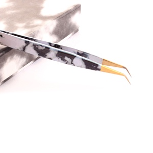 Pince à épiler d'extension de cils de haute qualité conception en marbre poignée lisse pointe noire or emballage personnalisé - Product Image 1