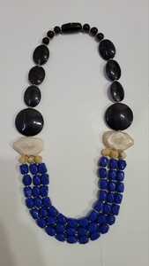 สร้อยคอลูกปัดเรซินทันสมัยเครื่องประดับงานปาร์ตี้ทำมือ unisex จากอินเดีย - Product Image 3