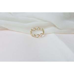 แหวนทอง 18K ประดับเพชรทรงอิสระแบบฝังขอบ - Product Image 2
