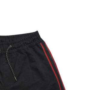 Shorts pour hommes noirs unis avec cordon de serrage, bande latérale rouge, taille mi-haute, style décontracté, 100 % polyester, tissu tricoté respirant - Product Image 3