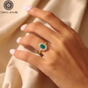 Bague de fiançailles classique en moissanite plaquée or rose et argent pour femme, sertie de griffes - Product Image 5