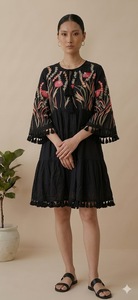Robe midi rose en forme de A avec broderie florale, manches trois quarts, coupe ample, style décontracté printemps, robe en coton tissé pour femmes - Product Image 2