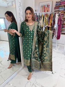 Presentamos hermosos conjuntos de trajes en tejido Banarasi puro, con pantalones y una hermosa dupatta Banarasi, que están bellamente decorados. - Product Image 3