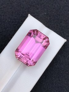 Piedra Preciosa de Kunzita Rosa Intenso, Tratada Termicamente, con Efecto Ojo de Pez, Piedra Grande Vibrante para Joyería, Anillos y Colgantes - Product Image 1