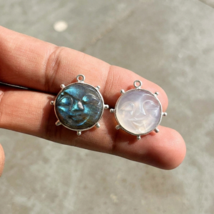 Pendentif en nacre sculpté à la main, motif visage de lune, charme déesse de la lune avec cadre plaqué or, bijou céleste pour collier - Product Image 3