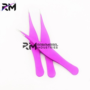 Juego de pinzas para cejas RMI de alta calidad, con punta plateada y recubrimiento en polvo de color rosa oscuro, de acero inoxidable, punta inclinada y ligeras. - Product Image 3