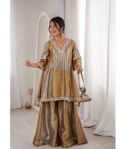 Impresionante Salwar Kameez Indio con Trabajo de Espejos, Ajuste Cómodo, Prendas Superior e Inferior Listas para Usar con Batwa para Fiestas Festivas, Ropa Elegante para Mujer - Product Image 1