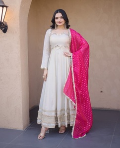 Vestidos Anarkali de tela Cosmos para bodas y festividades indias, con espejos reales y bordados Zari, con ribete de encaje. - Product Image 1