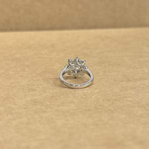 Anillo de Diamantes Naturales de Oro Blanco de 14K de Diseño, Corte Redondo, 0.70 CT en el Centro y 1.29 CT en los Laterales, Anillo de Compromiso de Lujo Premium - Product Image 4