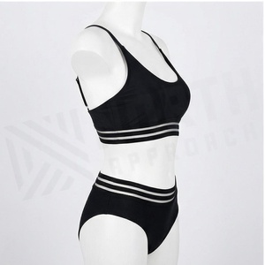 Ensemble de yoga 2 pièces imprimé papillon bleu avec finition dorée, body à col en V profond et jupe portefeuille longueur genou - Product Image 3