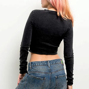 Camiseta corta negra acanalada con aberturas y manga larga para mujer, estilo urbano, ajustada, de moda, fabricación OEM de marca privada, camiseta personalizada para mujer - Product Image 5