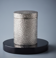 Boîte de rangement cylindrique en métal martelé finition argentée pour dattes et fruits secs, vente en gros