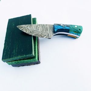 Cuchillo desollador de acero de Damasco personalizado, hoja fija, mango de caza y Camping, resina de diferentes colores con cubierta de cuero - Product Image 1
