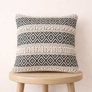 Coussin décoratif marocain noir et blanc, housse de coussin ethnique géométrique bohème avec motif diamant superposé, accent décoratif tissé - Product Image 1