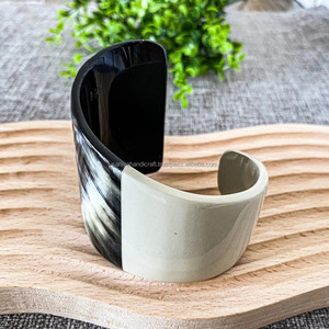 Brazalete de Cuerno de Búfalo Pulido Ancho, Artesanía, Arte Popular, Diseño Animal, Color Natural del Cuerno, Alta Calidad, Regalo Empresarial - Product Image 2