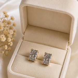 Boucles d'oreilles clous de mariage en or massif 10K 14K 18K avec diamant de laboratoire taille radiant fin, couleur DEF, clarté VS VVS, certifié IGI, et moissanite - Product Image 5