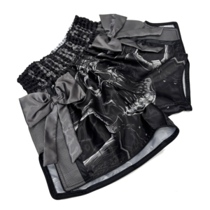 Shorts de combat Skull Warrior Premium pour Muay Thai, MMA et boxe |   Shorts d'entraînement unisexes avec logo extensible sur le devant |   Noir Argenté - Product Image 5