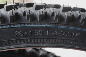 Pneu de VTT pliable à crampons noirs en caoutchouc naturel durable KB102 KUMA, motif bloc, 4PR 60tpi, vente chaude - Product Image 2