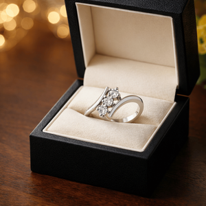 Anillo de Oro Blanco de 14K con Tres Diamantes para Mujer, Corte Redondo, Minimalista, para Boda, Compromiso, Aniversario, Regalo de Joyería - Product Image 3