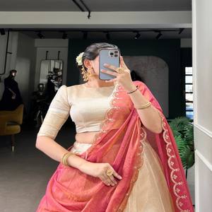 VASTRA COTTAGE Lehenga en jacquard Chex Zari tissé avec dupatta et chemisier brodés de paillettes, tenue ethnique - Product Image 2