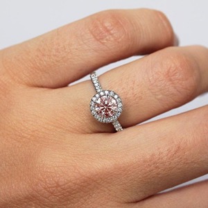 แหวนเพชรสร้างในห้องปฏิบัติการทรงกลมสีชมพู 1 กะรัต ประดับแบบฮาโล โซลิแทร์ ตัวเรือนแบบ Cathedral Setting ฝังเพชรแบบ Micro Pave ครึ่งวงแหวน สำหรับงานแต่งงาน - Product Image 4