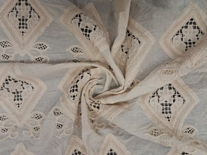 Tela Bordada de Algodón Blanco Premium en Oferta - Material con Diseño Geométrico de Diamantes y Calado para Vestidos y Chalecos - Product Image 3
