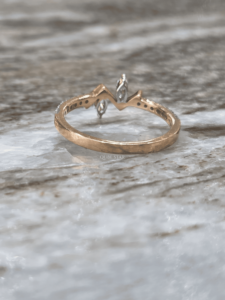 Bague de fiançailles Chevron en diamant de laboratoire Marquise 0,26 carat, or bicolore, design en V ouvert, sertie pavé, certifiée IGI, luxe pour femme - Product Image 1