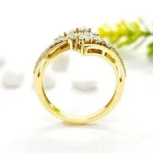 Anillo de Compromiso y Boda Vintage para Mujer con Moissanita Real de Corte Brillante Redondo de 2 Quilates, Chapado en Plata de Ley - Product Image 5